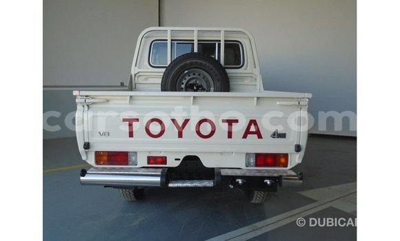 Sayi Imported Toyota Land Cruiser White Mota in Import - Dubai a Maseru Sayi Imported Toyota Land Cruiser White Mota in Import - Dubai a Maseru