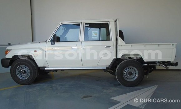 Sayi Imported Toyota Land Cruiser White Mota in Import - Dubai a Maseru Sayi Imported Toyota Land Cruiser White Mota in Import - Dubai a Maseru