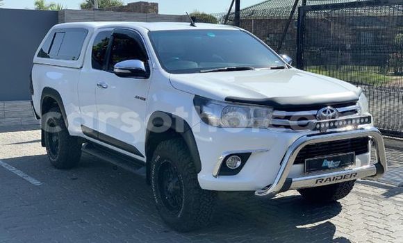 Sayi Na hannu Toyota Hilux White Mota in Maputsoe a Leribe Sayi Na hannu Toyota Hilux White Mota in Maputsoe a Leribe