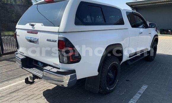 Sayi Na hannu Toyota Hilux White Mota in Maputsoe a Leribe Sayi Na hannu Toyota Hilux White Mota in Maputsoe a Leribe