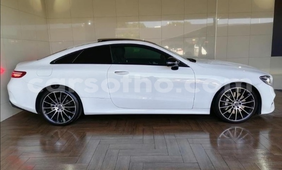 Sayi Na hannu Mercedes-Benz E–Class White Mota in Butha–Buthe a Thaba-Tseka Sayi Na hannu Mercedes-Benz E–Class White Mota in Butha–Buthe a Thaba-Tseka