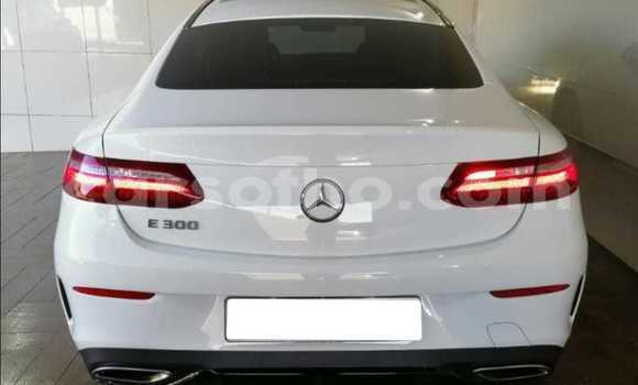 Sayi Na hannu Mercedes-Benz E–Class White Mota in Butha–Buthe a Thaba-Tseka Sayi Na hannu Mercedes-Benz E–Class White Mota in Butha–Buthe a Thaba-Tseka