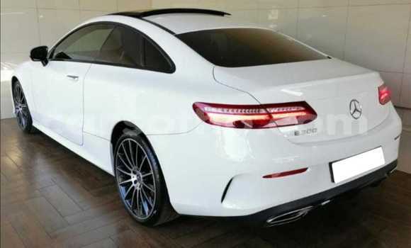 Sayi Na hannu Mercedes-Benz E–Class White Mota in Butha–Buthe a Thaba-Tseka Sayi Na hannu Mercedes-Benz E–Class White Mota in Butha–Buthe a Thaba-Tseka