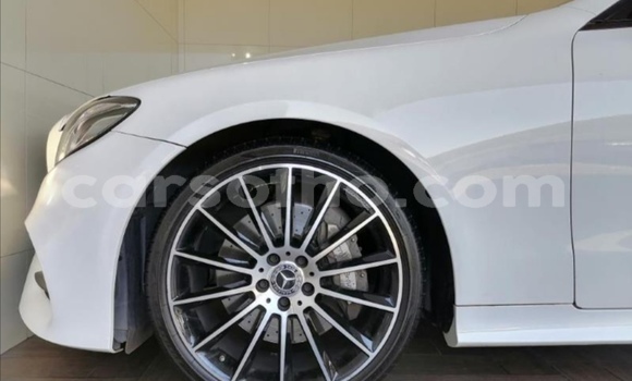 Sayi Na hannu Mercedes-Benz E–Class White Mota in Butha–Buthe a Thaba-Tseka Sayi Na hannu Mercedes-Benz E–Class White Mota in Butha–Buthe a Thaba-Tseka
