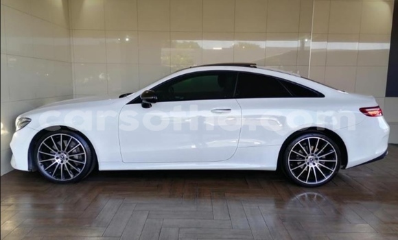 Sayi Na hannu Mercedes-Benz E–Class White Mota in Butha–Buthe a Thaba-Tseka Sayi Na hannu Mercedes-Benz E–Class White Mota in Butha–Buthe a Thaba-Tseka