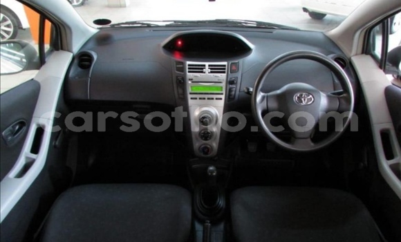 Sayi Na hannu Toyota Yaris White Mota in Butha–Buthe a Thaba-Tseka Sayi Na hannu Toyota Yaris White Mota in Butha–Buthe a Thaba-Tseka