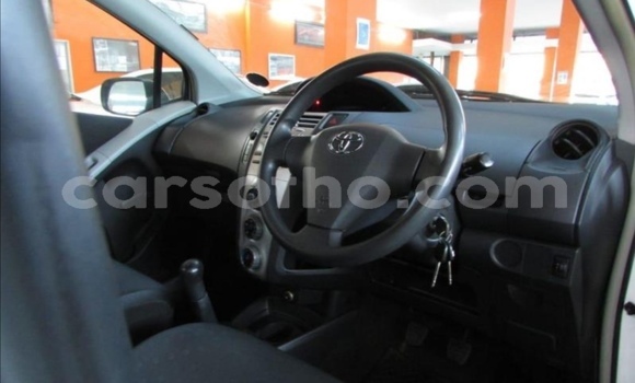 Sayi Na hannu Toyota Yaris White Mota in Butha–Buthe a Thaba-Tseka Sayi Na hannu Toyota Yaris White Mota in Butha–Buthe a Thaba-Tseka