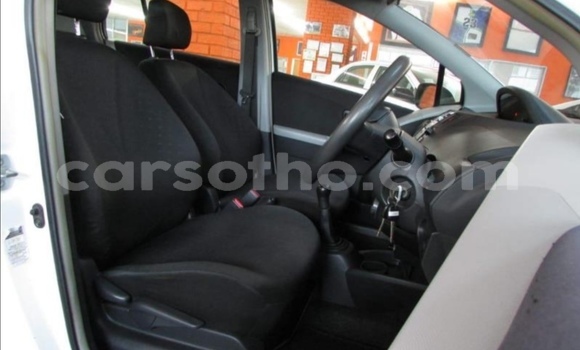 Sayi Na hannu Toyota Yaris White Mota in Butha–Buthe a Thaba-Tseka Sayi Na hannu Toyota Yaris White Mota in Butha–Buthe a Thaba-Tseka