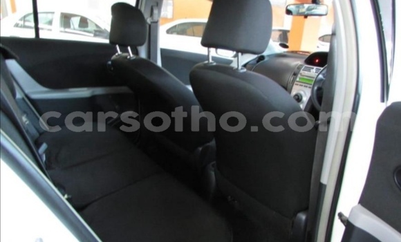 Sayi Na hannu Toyota Yaris White Mota in Butha–Buthe a Thaba-Tseka Sayi Na hannu Toyota Yaris White Mota in Butha–Buthe a Thaba-Tseka