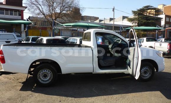 Sayi Na hannu Toyota Hilux Surf White Mota in Maseru a Maseru Sayi Na hannu Toyota Hilux Surf White Mota in Maseru a Maseru