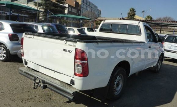 Sayi Na hannu Toyota Hilux Surf White Mota in Maseru a Maseru Sayi Na hannu Toyota Hilux Surf White Mota in Maseru a Maseru