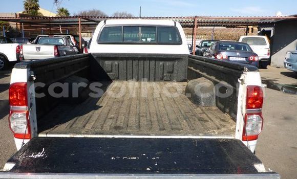 Sayi Na hannu Toyota Hilux Surf White Mota in Maseru a Maseru Sayi Na hannu Toyota Hilux Surf White Mota in Maseru a Maseru