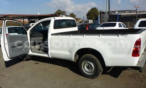 Sayi Na hannu Toyota Hilux Surf White Mota in Maseru a Maseru Sayi Na hannu Toyota Hilux Surf White Mota in Maseru a Maseru
