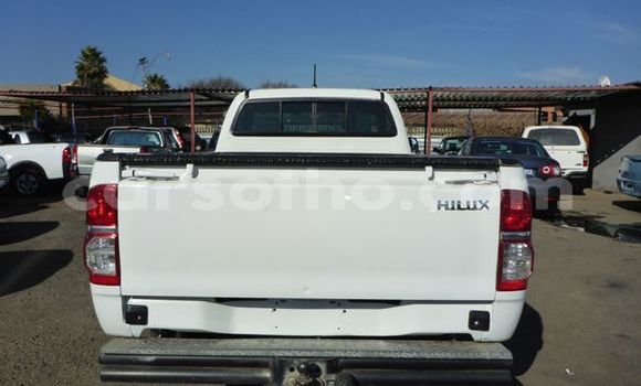 Sayi Na hannu Toyota Hilux Surf White Mota in Maseru a Maseru Sayi Na hannu Toyota Hilux Surf White Mota in Maseru a Maseru