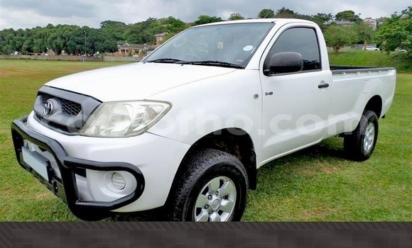 Sayi Na hannu Toyota Hilux White Mota in Maseru a Maseru Sayi Na hannu Toyota Hilux White Mota in Maseru a Maseru