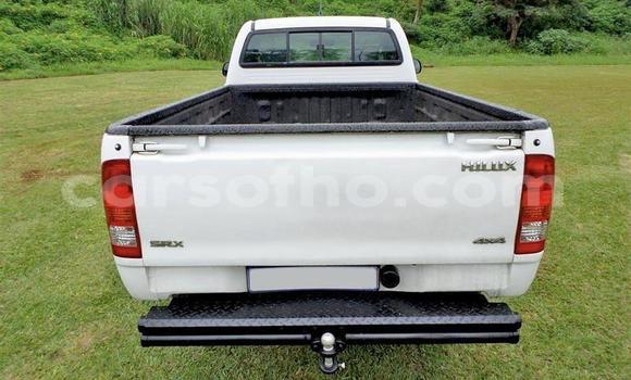 Sayi Na hannu Toyota Hilux White Mota in Maseru a Maseru Sayi Na hannu Toyota Hilux White Mota in Maseru a Maseru