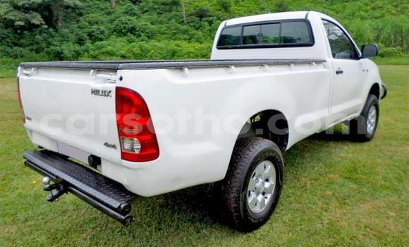 Sayi Na hannu Toyota Hilux White Mota in Maseru a Maseru Sayi Na hannu Toyota Hilux White Mota in Maseru a Maseru