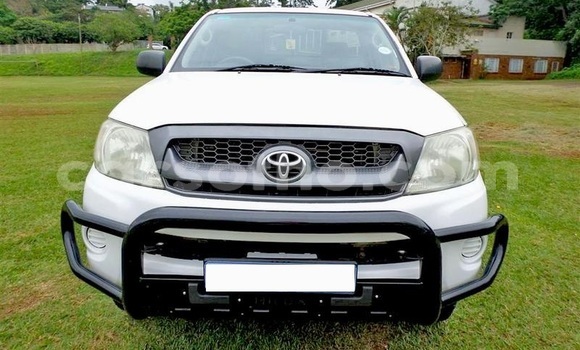 Sayi Na hannu Toyota Hilux White Mota in Maseru a Maseru Sayi Na hannu Toyota Hilux White Mota in Maseru a Maseru