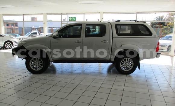 Sayi Na hannu Toyota Hilux White Mota in Maseru a Maseru Sayi Na hannu Toyota Hilux White Mota in Maseru a Maseru