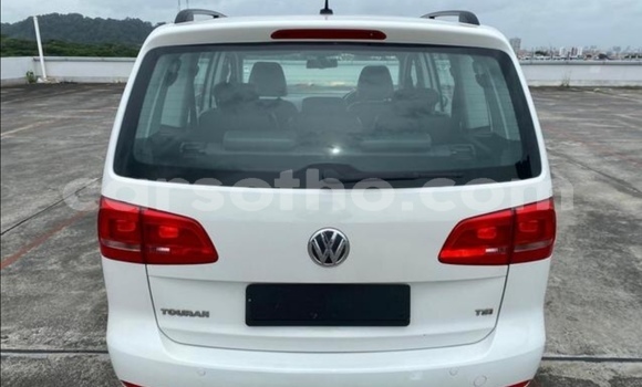 Sayi Na hannu Volkswagen Touran White Mota in Thaba–Tseka a Mafeteng Sayi Na hannu Volkswagen Touran White Mota in Thaba–Tseka a Mafeteng
