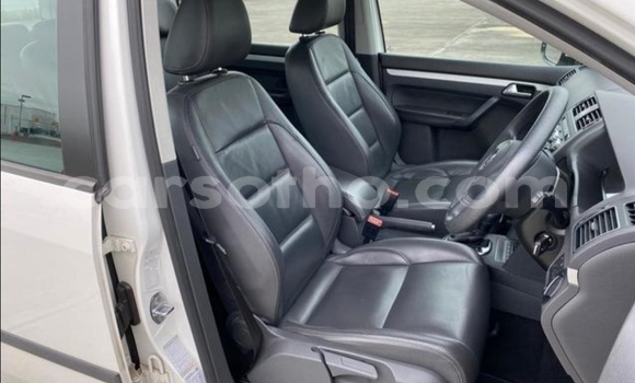 Sayi Na hannu Volkswagen Touran White Mota in Thaba–Tseka a Mafeteng Sayi Na hannu Volkswagen Touran White Mota in Thaba–Tseka a Mafeteng