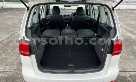 Sayi Na hannu Volkswagen Touran White Mota in Thaba–Tseka a Mafeteng Sayi Na hannu Volkswagen Touran White Mota in Thaba–Tseka a Mafeteng