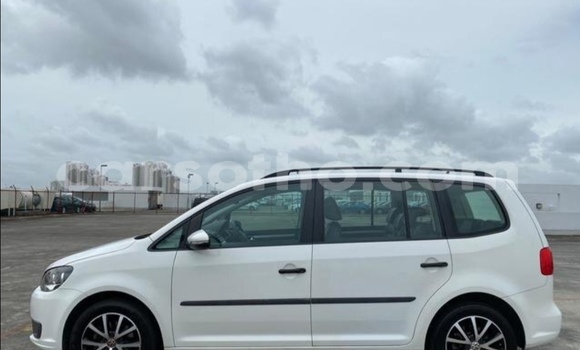 Sayi Na hannu Volkswagen Touran White Mota in Thaba–Tseka a Mafeteng Sayi Na hannu Volkswagen Touran White Mota in Thaba–Tseka a Mafeteng