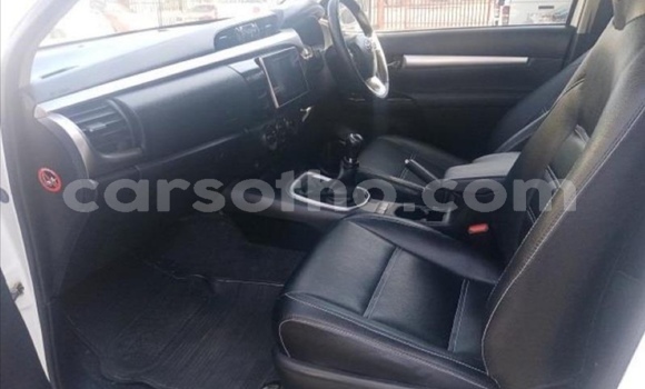 Acheter Occasion Voiture Toyota Hilux Blanc à Maputsoe, Leribe Acheter Occasion Voiture Toyota Hilux Blanc à Maputsoe, Leribe