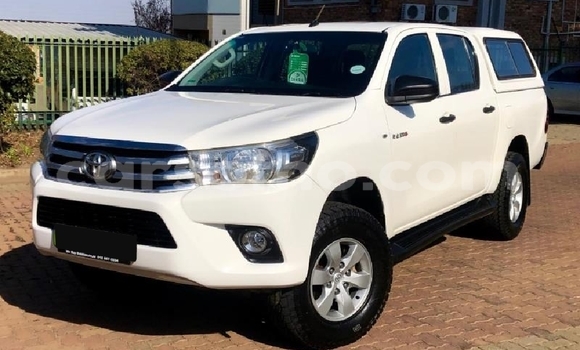 Sayi Na hannu Toyota Hilux White Mota in Maseru a Maseru Sayi Na hannu Toyota Hilux White Mota in Maseru a Maseru