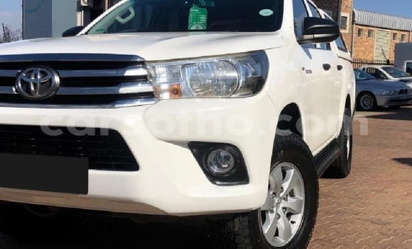 Sayi Na hannu Toyota Hilux White Mota in Maseru a Maseru Sayi Na hannu Toyota Hilux White Mota in Maseru a Maseru