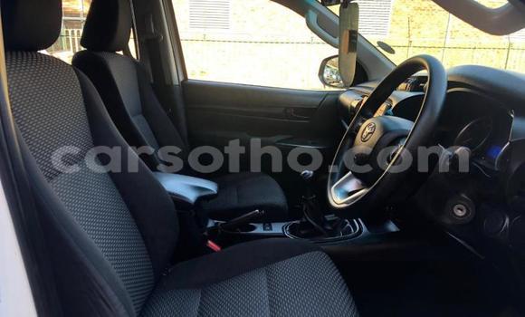 Sayi Na hannu Toyota Hilux White Mota in Maseru a Maseru Sayi Na hannu Toyota Hilux White Mota in Maseru a Maseru