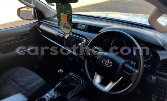 Sayi Na hannu Toyota Hilux White Mota in Maseru a Maseru Sayi Na hannu Toyota Hilux White Mota in Maseru a Maseru
