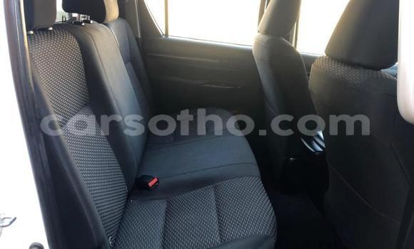 Sayi Na hannu Toyota Hilux White Mota in Maseru a Maseru Sayi Na hannu Toyota Hilux White Mota in Maseru a Maseru