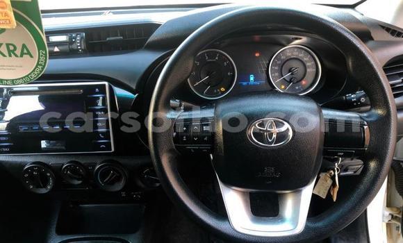 Sayi Na hannu Toyota Hilux White Mota in Maseru a Maseru Sayi Na hannu Toyota Hilux White Mota in Maseru a Maseru