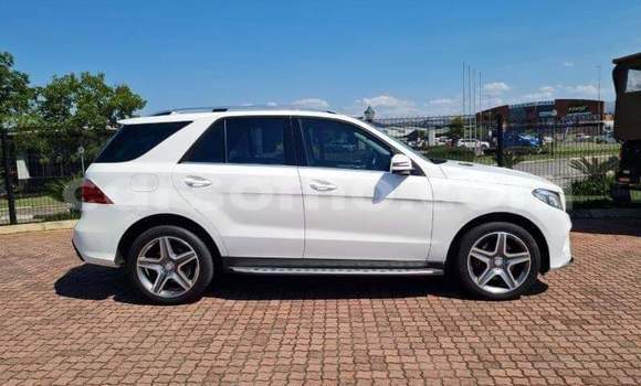 Sayi Na hannu Mercedes-Benz GLE White Mota in Thaba–Tseka a Mafeteng Sayi Na hannu Mercedes-Benz GLE White Mota in Thaba–Tseka a Mafeteng