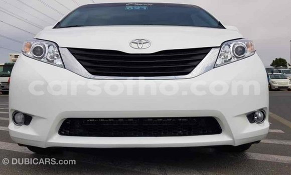 Acheter Import Voiture Toyota Sienna Blanc à Import - Dubai, Maseru Acheter Import Voiture Toyota Sienna Blanc à Import - Dubai, Maseru