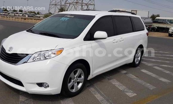 Acheter Import Voiture Toyota Sienna Blanc à Import - Dubai, Maseru Acheter Import Voiture Toyota Sienna Blanc à Import - Dubai, Maseru