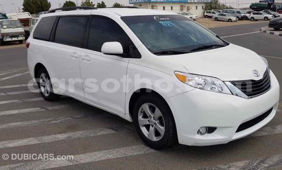 Acheter Import Voiture Toyota Sienna Blanc à Import - Dubai, Maseru Acheter Import Voiture Toyota Sienna Blanc à Import - Dubai, Maseru