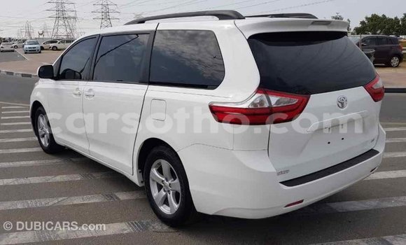 Acheter Import Voiture Toyota Sienna Blanc à Import - Dubai, Maseru Acheter Import Voiture Toyota Sienna Blanc à Import - Dubai, Maseru