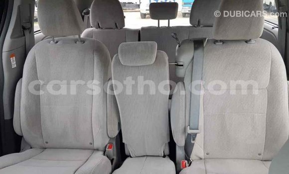 Acheter Import Voiture Toyota Sienna Blanc à Import - Dubai, Maseru Acheter Import Voiture Toyota Sienna Blanc à Import - Dubai, Maseru