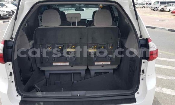 Acheter Import Voiture Toyota Sienna Blanc à Import - Dubai, Maseru Acheter Import Voiture Toyota Sienna Blanc à Import - Dubai, Maseru