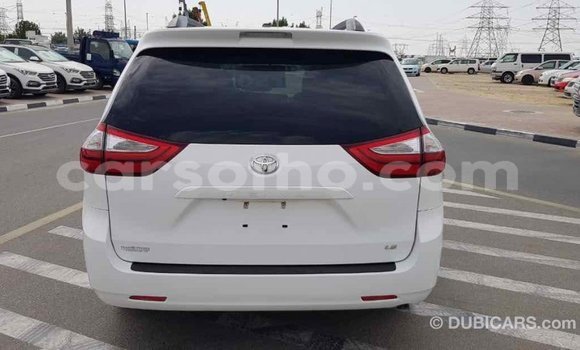 Acheter Import Voiture Toyota Sienna Blanc à Import - Dubai, Maseru Acheter Import Voiture Toyota Sienna Blanc à Import - Dubai, Maseru