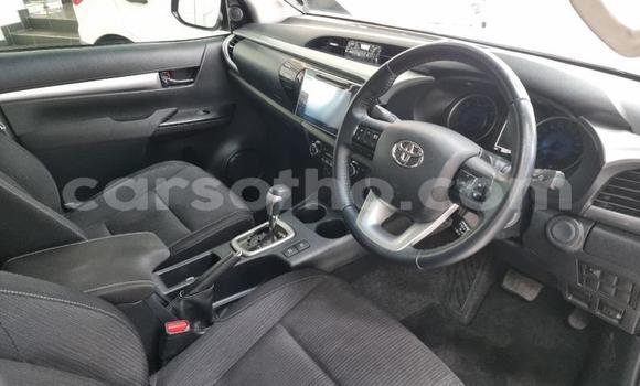 Sayi Na hannu Toyota Hilux Silver Mota in Maseru a Maseru Sayi Na hannu Toyota Hilux Silver Mota in Maseru a Maseru