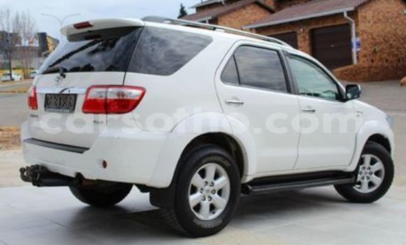 Acheter Occasion Voiture Toyota Fortuner Blanc à Maseru, Maseru Acheter Occasion Voiture Toyota Fortuner Blanc à Maseru, Maseru