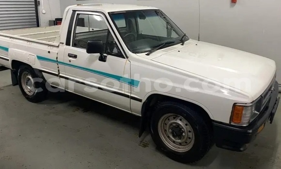 Sayi Na hannu Toyota Hilux White Mota in Maseru a Maseru Sayi Na hannu Toyota Hilux White Mota in Maseru a Maseru