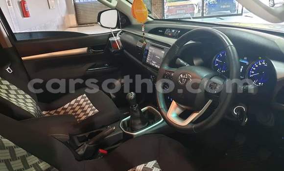 اشتري مستعمل Toyota Hilux Silver سيارة في Hlotse في Leribe اشتري مستعمل Toyota Hilux Silver سيارة في Hlotse في Leribe