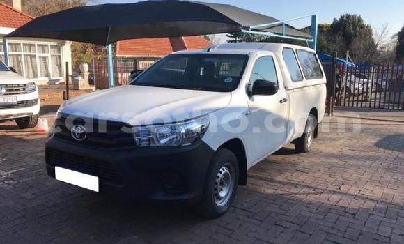 Sayi Na hannu Toyota Hilux White Mota in Maputsoe a Leribe Sayi Na hannu Toyota Hilux White Mota in Maputsoe a Leribe