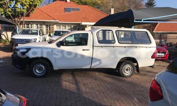 Sayi Na hannu Toyota Hilux White Mota in Maputsoe a Leribe Sayi Na hannu Toyota Hilux White Mota in Maputsoe a Leribe