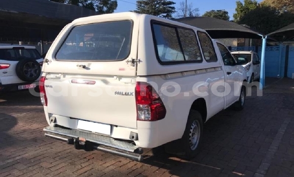 Sayi Na hannu Toyota Hilux White Mota in Maputsoe a Leribe Sayi Na hannu Toyota Hilux White Mota in Maputsoe a Leribe