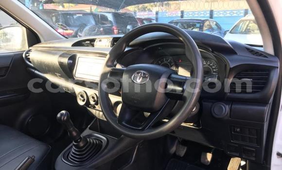 Sayi Na hannu Toyota Hilux White Mota in Maputsoe a Leribe Sayi Na hannu Toyota Hilux White Mota in Maputsoe a Leribe